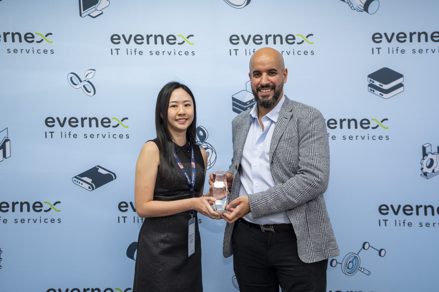 Canny Cheah, Team Lead Inside Sales, CLL Systems accepting the award from Mohamed Bella, Deputy CEO, Evernex